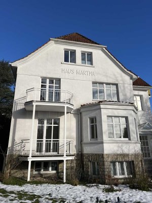 Erstbezug nach Sanierung: freundliche 2-Zimmer-Wohnung mit EBK und Balkon in AltbauVilla in Detmold