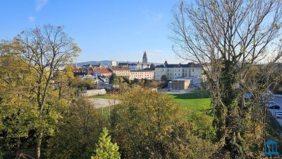 Gepflegte Mietwohnung mit Einbauküche, "Wintergarten-Loggia" und Tiefgaragen-Stellplatz