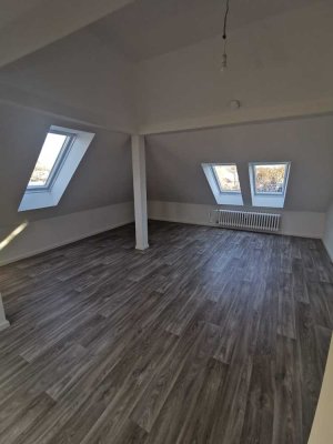 7000 Ablöse verhandelbar. Stilvolle 2-Raum-DG-Wohnung in Berlin Tegel (Reinickendorf)