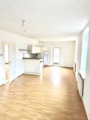 Jetzt schnell sein! Geschmackvolle 2-Zimmer-Wohnung mit geh. Innenausstattung mit Balkon und EBK