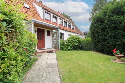 Individuelle Doppelhaushälfte mit großem Garten inkl. Carport, Pool und Terrasse