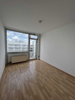 Sanierte 1-Raum-Wohnung mit Balkon und Küche in Köln