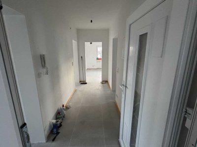 Erstbezug nach Sanierung mit Balkon: ansprechende 3-Zimmer-Wohnung in Biebesheim