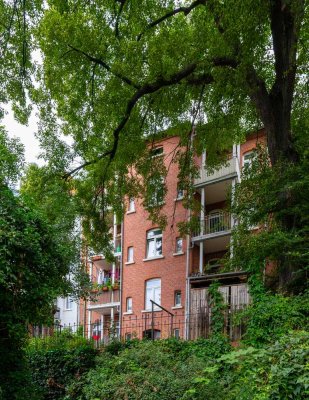 Wohnungspaket: 2 Dachgeschosswohnungen mit Balkon. Direkt am Kanal. - Vermietet. Provisionsfrei.