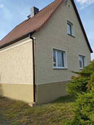 Preiswertes 4-Zimmer-Einfamilienhaus in Laubusch/Siedlung mit großem Grundstück und 2 GaragenLauta