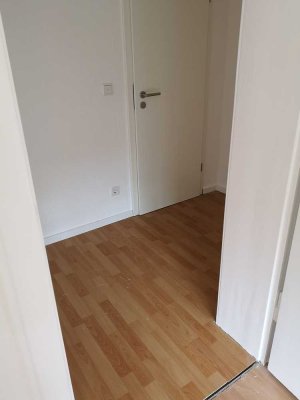 Helle 2-ZKB mit Balkon, 530 € kalt, plus 70 € Na, 50 € Heizung, 50 m²