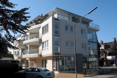 Topmoderne, helle 2 Zi.- Penthousewohnung mit Dachterrasse, Fahrstuhl u. Carport