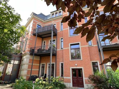 * großzügige Altbauwohnung in Bestlage Nähe Waldpark  m. Balkon, Kamin, Stuck u. Einbauschrank *