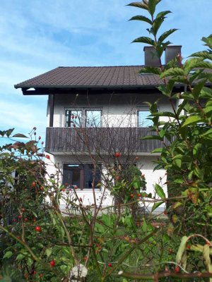 Sonnige Doppelhaushälfte mit Terrasse und Balkon