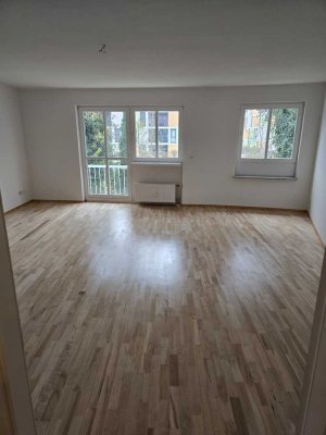 Geschmackvolle, modernisierte 2-Zimmer-Wohnung mit Balkon und EBK in München Bogenhausen