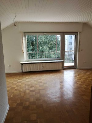 Lichtdurchflutete Dachgeschosswohnung mit Südbalkon und Einbauküche