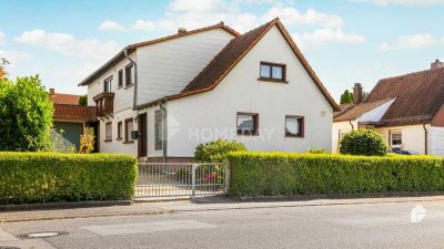 Schön geschnittenes Zweifamilienhaus mit großem Garten und viel Potenzial