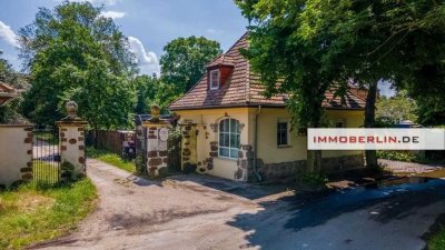 IMMOBERLIN.DE - Klassisches Torhaus mit Sonnengarten + Pool am Kartzower Schloss