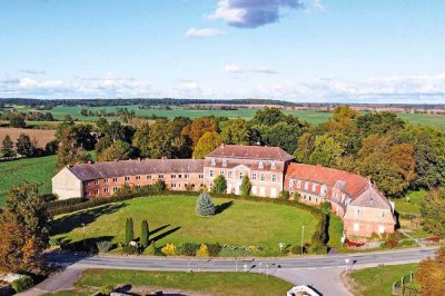 Linker Seitenflügel der historischen Schlossanlage Zettemin mit 11 WE - leerstehend