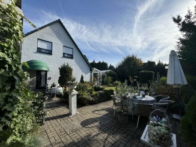 *Wohnen mit Flair* Charmantes Einfamilienhaus mit  idyllischem Traumgarten!