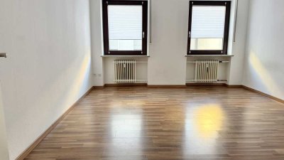 Nähe Allersberger Straße ! Gepflegte 1-ZW, 39 m², Einbauküche, Laminat im Hochparterre