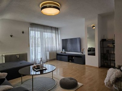 Gepflegte und helle 4-Zimmer-Dachgeschosswohnung mit Balkon und zwei Stellplätzen