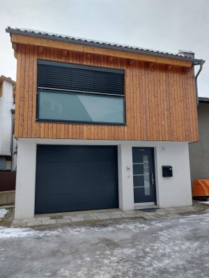 Kleines Haus mit Garage