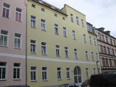 Schöne 4 Zi-Wohnung mit  Balkon, Laminat, sep. Küche und Wannenbad