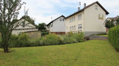 Freistehendes Zweifamilienhaus mit großem Gartenanteil, Werkstattgebäude und 2 Garagen