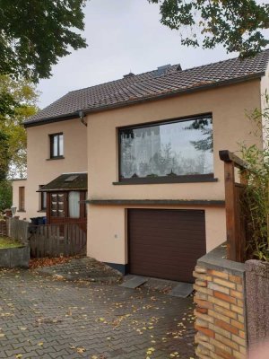 *von Privat* Einfamilienhaus mit 6 Zimmern, Garage und Keller