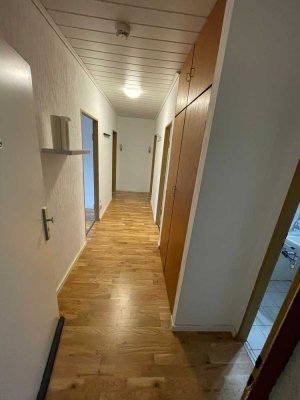 Schöne 4-Zimmer-Wohnung mit Einbauküche in Frankfurt