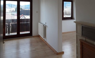 Eine 3 Zimmer -Wohnung ca. 90 m²,und ca. 11m² Balkon, ca. 40 m² Gärtchen und 1 PKW-Stellplatz.