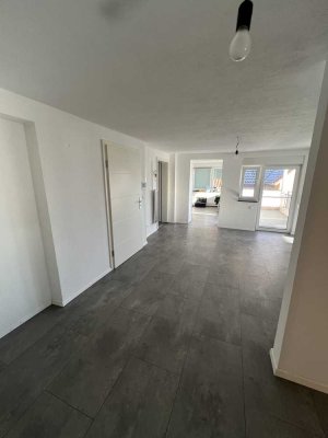 Neuwertige 4 Zimmer Wohnung mit Ebk zu Vermieten