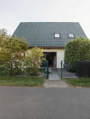 HOMESK - Idyllisches Einfamilienhaus mit großem Garten und überdachter Terrasse in Hennigsdorf