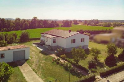 Greifen Sie zu! Gepflegtes Zuhause mit Garten, Garagen und Nebengelass in Feldrandlage