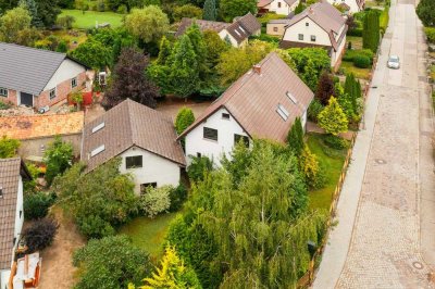 Mit Keller, Garage, Rollladen, großem Garten u.v.m.: Ein-/Zweifamilienhaus zentrumsnah in Müncheberg