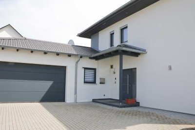 Modernes, hochwertiges  Einfamilienhaus mit großer Doppelgarage in Randlage