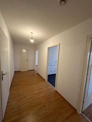 *Renovierte 2 Zimmer Wohnung mit Balkon*