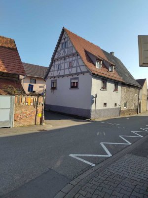 Denkmalgeschützes Einfamilienhaus in ruhiger Lage mit guter Anbindung an die städt. Infrastruktur.