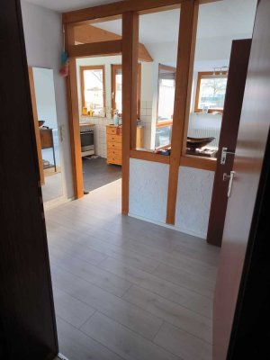 Exklusive Zwei Zimmer Dachgeschosswohnung mit Dachterrasse und Stellplatz in ruhiger Lage