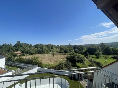 4 Zimmer Dachwohnung in Feldrandlage mit Balkon und Blick ins Grüne