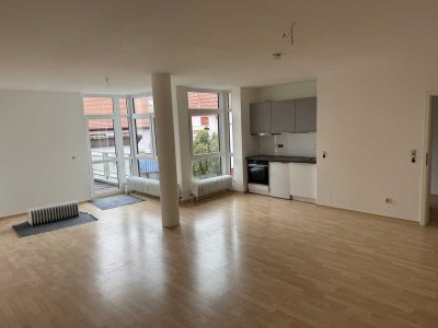 Neu sanierte, ruhige 1-Zi-Wohnung mit EBK u. Terrasse in Bad Vilbel Zentrum