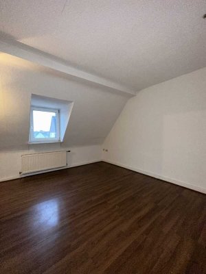 2 Zimmer Dachgeschosswohnung in ruhiger Lage!