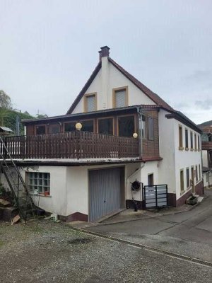 Großes Zweifamilienhaus mit Wintergarten, Terrasse und Garage