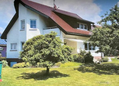 Geräumiges Haus mit großem Garten in ruhiger Lage, mit Einliegerwohnung und Doppelgarage