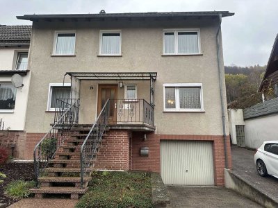 * Charmantes Reihenendhaus auf ca. 1160 m² Grundstück! * 2 Garagen * teilunterkellert *