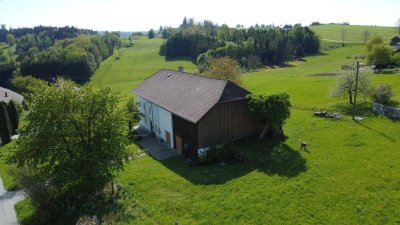 Ehemaliges Sacherl mit schöner Fernsicht nahe der bayerischen Grenze