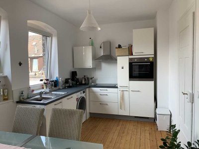 Komplett sanierte Altbauwohnung mit großer Wohnküche in renoviertem Altbau!