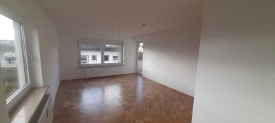 Freundliche 3-Zimmer-Wohnung mit gehobener Innenausstattung mit Balkon in Hof