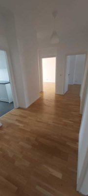 4-Zimmer-DG-Wohnung mit Balkon nahe EZB/Zoo in Frankfurt am Main