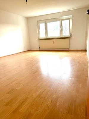 Vollständig renovierte 4-Zimmer-Wohnung mit Balkon in Stuttgart