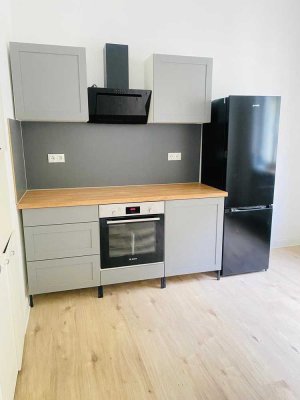 Erstbezug nach Sanierung mit Einbauküche: Stilvolle 2-Zimmer-Wohnung mit geh. Innenausstattung