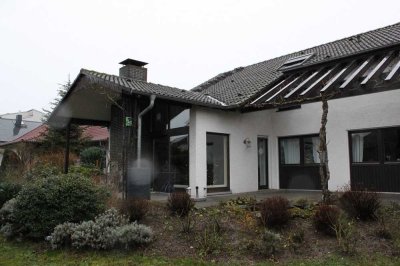 Geräumiges, preiswertes 9-Raum-Einfamilienhaus mit gehobener Innenausstattung in Kelkheim (Taunus)