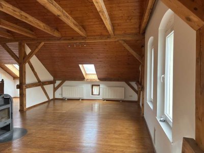 Charmante Dachgeschosswohnung mit Loft-Charakter – ca 120 m², Kaminofen und offene Dachbalken