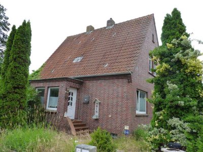 Norden: Kleines Wohnhaus mit Sanierungstau